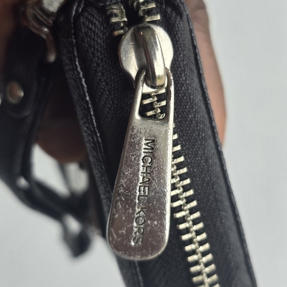 Michael Kors Wallet Womens Black  Gold Zip Around Logo Good Condition - Picture 6 of 10
